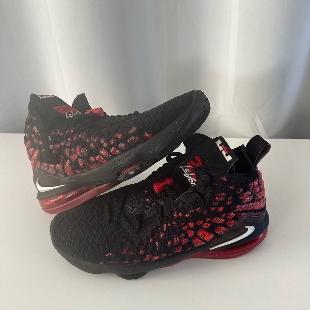 EUC Boys Nike LeBron 17 Black & Red Tennis Shoes  Size 7y